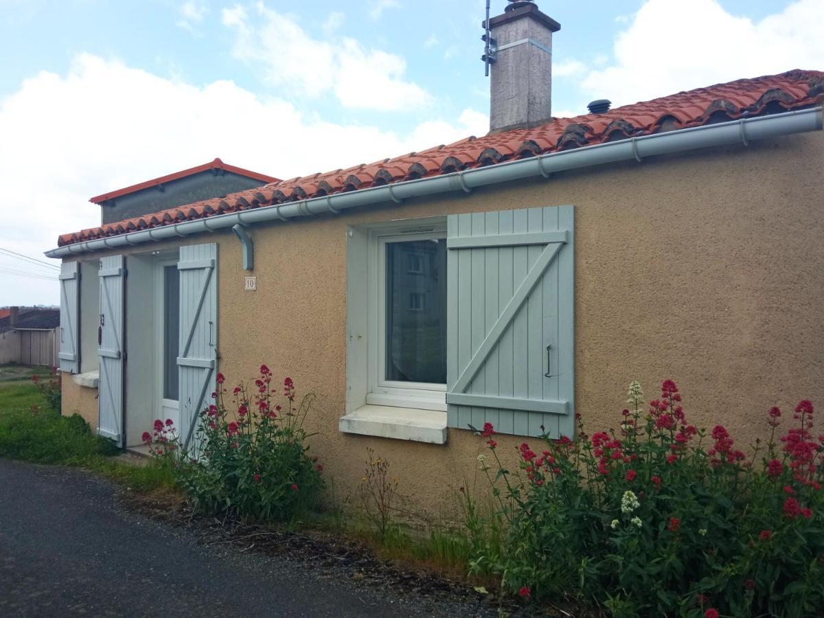 La Maisonnette Des Louves - Gite Rural Avec Jardin Barbechat Exterior foto